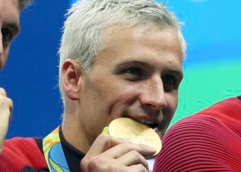 Ryan Lochte, ex-nadador dos EUA que mentiu sobre o roubo nos Jogos do Rio, leiloa medalhas olímpicas de ouro