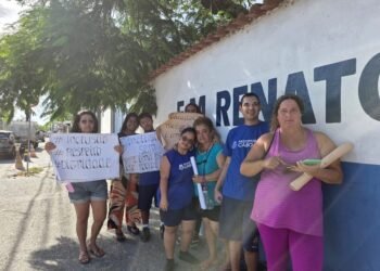 Mães protestam contra mudanças na escola para alunos com transtornos