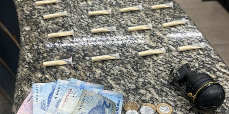 Jovem é preso com drogas e granada em Barra Mansa Jovem é preso com drogas e granada em Barra Mansa