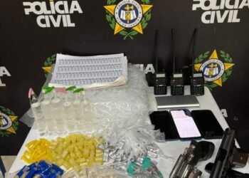 Dois homens são presos e adolescentes apreendidos com drogas e armas em Barra Mansa