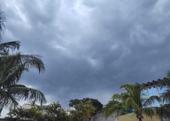 Tempo vira na Região dos Lagos; Inmet emite alerta de chuva forte