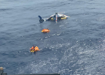 Imagens mostram espera de vítimas por socorro em botes e resgate da Marinha após pouso de emergência no mar do RJ
