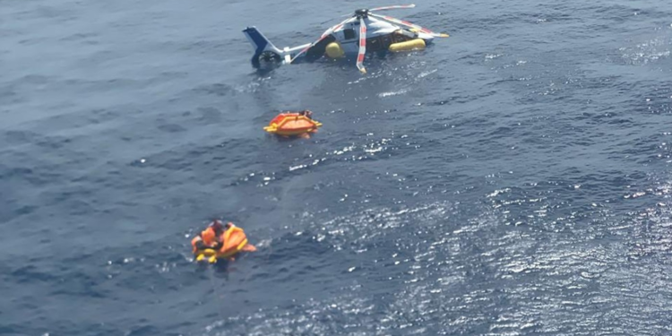 Imagens mostram espera de vítimas por socorro em botes e resgate da Marinha após pouso de emergência no mar do RJ