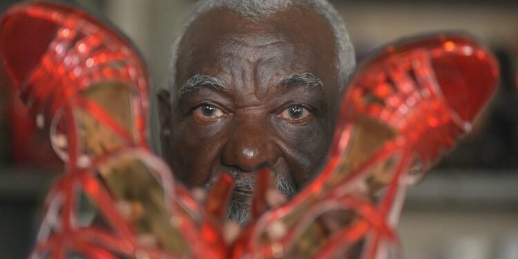 Sapateiro do carnaval: quem é Pedro Alberto, o artesão das passistas
