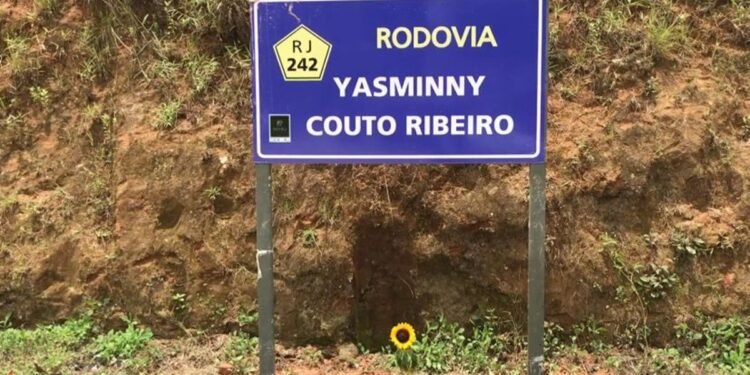 Placa em rodovia homenageia vítima de feminicídio em Sumidouro