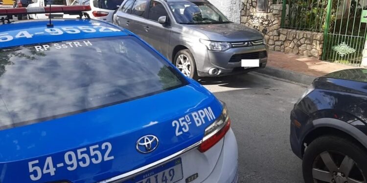 Suspeito é preso ao tentar se esconder em barco em Arraial do Cabo