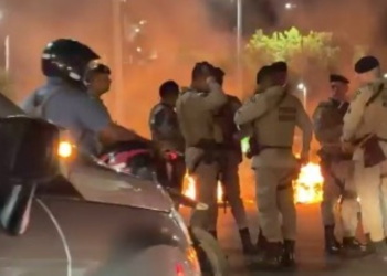 Manifestantes fazem protesto entre avenidas de Salvador após ação policial