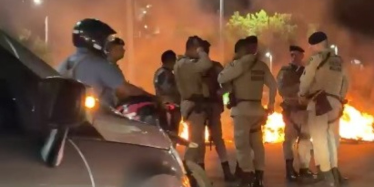 Manifestantes fazem protesto entre avenidas de Salvador após ação policial