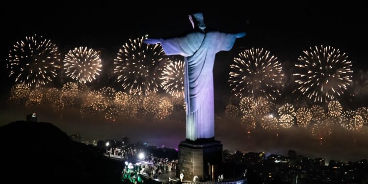 Réveillon do Rio reúne 5,1 milhões de pessoas em 13 palcos; Copacabana atrai 2,6 milhões, diz Riotur