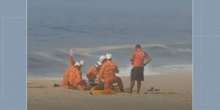 Idoso morre afogado na Praia de Itaipuaçu, no RJ Idoso morre afogado na Praia de Itaipuaçu, no RJ