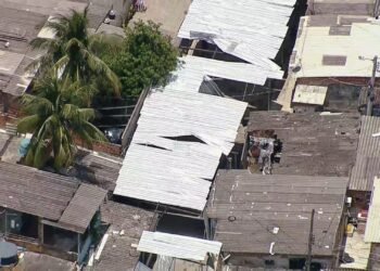 Polícia derruba galpão usado pelo tráfico para esconder carros roubados em Senador Camará; VÍDEO