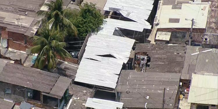 Polícia derruba galpão usado pelo tráfico para esconder carros roubados em Senador Camará; VÍDEO