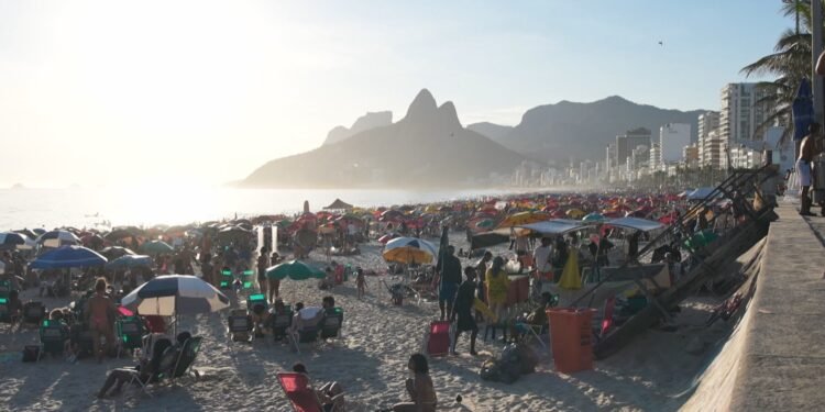 Paes pede estudo sobre tabelamento de preços nas praias do Rio após relatos de abusos