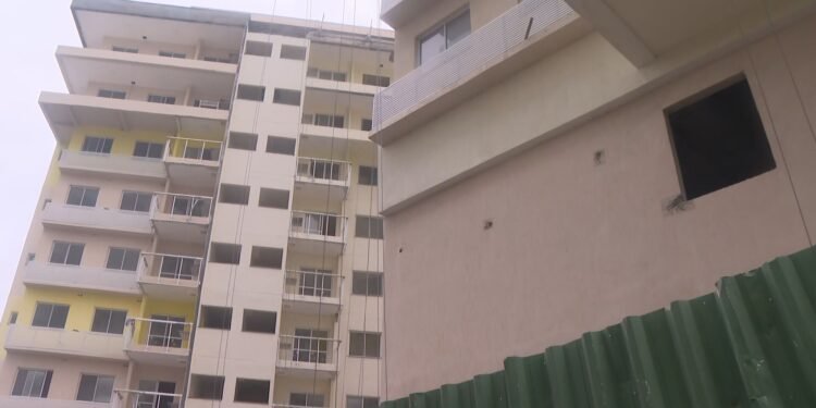 Famílias denunciam atrasos de mais de um ano na entrega de apartamentos em Niterói