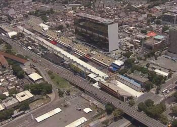 Sapucaí recebe retoques na véspera do início dos ensaios técnicos do Grupo Especial