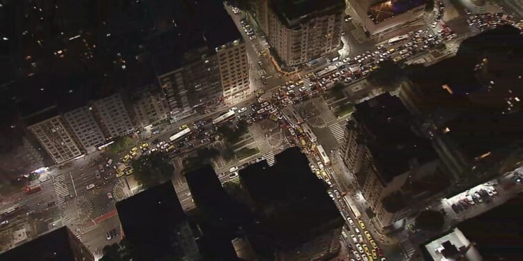 Trechos de Leme e Copacabana estão sem energia há quase 24 horas