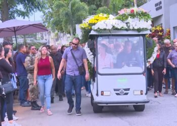 Corpo de jovem morto com sinais de espancamento é enterrado no Rio