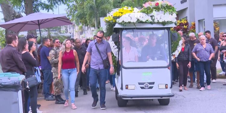 Corpo de jovem morto com sinais de espancamento é enterrado no Rio