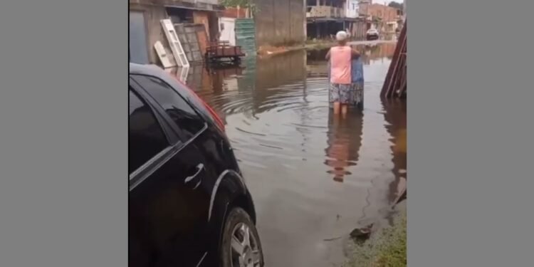 Chuvas provocam alagamentos em Campos e deixam moradores ilhas em alguns bairros