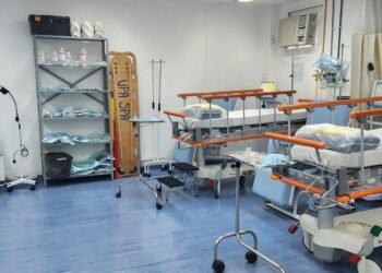 Defensoria vistoria UPA após braço imobilizado de criança com papelão