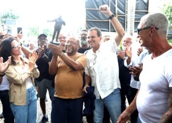 Prefeitura do Rio inicia instalação de estátua em homenagem a Martinho da Vila