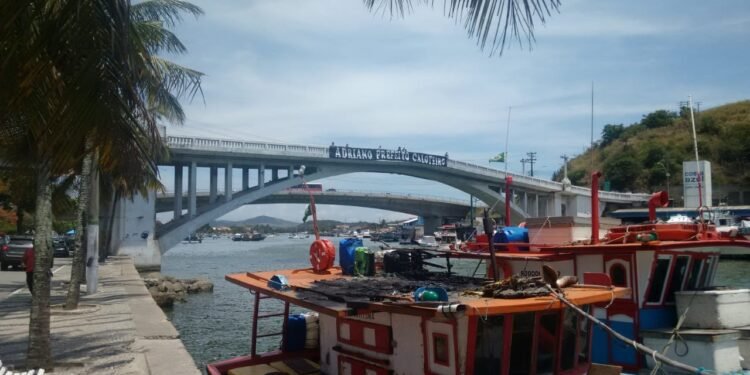 Jovens se arriscaram ao pular da Ponte Feliciano Sodré, em Cabo Frio