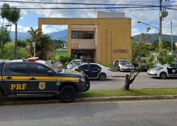 Homem é preso por suspeita agredir casal com foice em Itatiaia