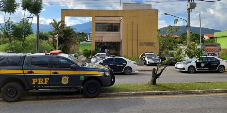 Homem é preso por suspeita agredir casal com foice em Itatiaia