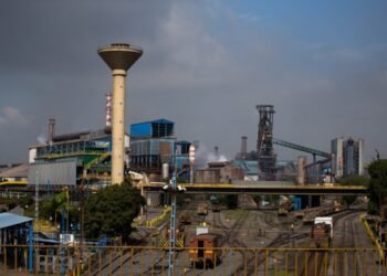 Trabalhador terceirizado fica ferido após acidente na CSN, em Volta Redonda