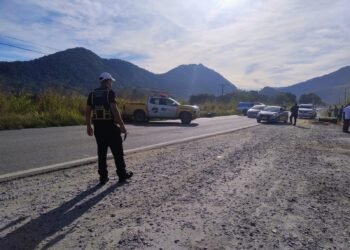 Dois acidentes na RJ-106 deixam feridos e interditam rodovias em Saquarema