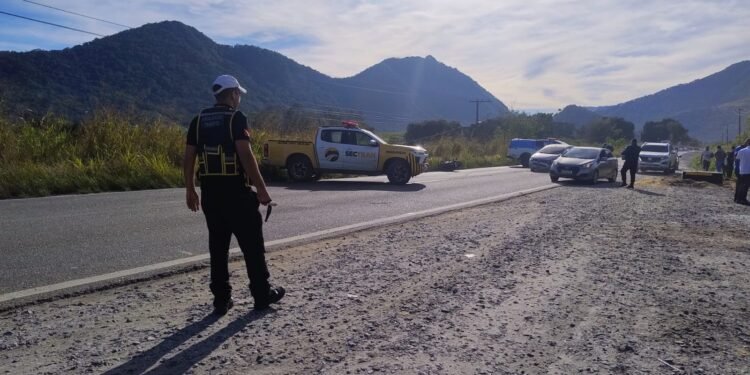 Dois acidentes na RJ-106 deixam feridos e interditam rodovias em Saquarema
