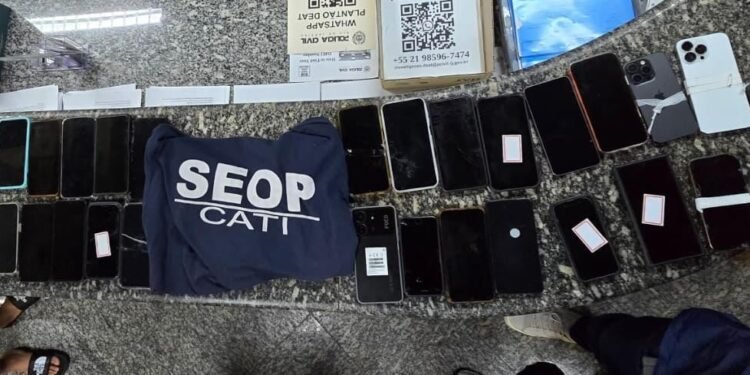 Réveillon: Mulher detida com 29 celulares em Copacabana