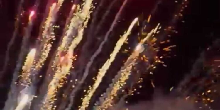 Queima de fogos termina com três pessoas feridas em Angra dos Reis Queima de fogos termina com três pessoas feridas em Angra dos Reis