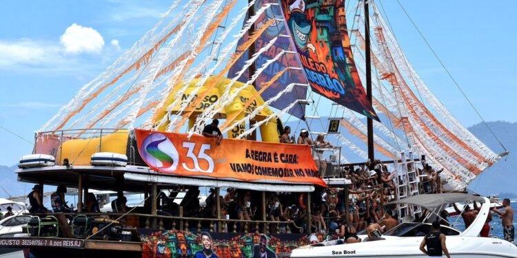 Procissão marítima tradicional em Angra dos Reis homenageia os 35 anos da TV Rio Sul