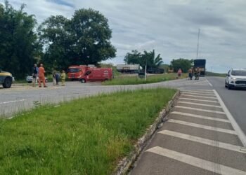 Acidente entre carro e carreta deixa idosa ferida na BR-393, em Barra do Piraí