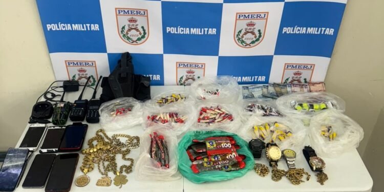 Quatro pessoas são presas por envolvimento com o tráfico de drogas em Volta Redonda