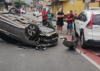 Carro capota e deixa idoso ferido em Volta Redonda