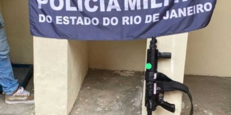 Troca de tiros termina com réplica de fuzil e drogas apreendidas em Resende