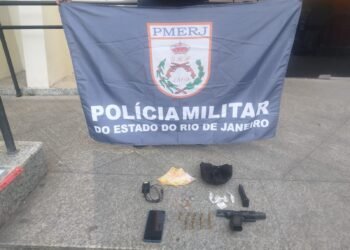 Adolescente é apreendido com armas e drogas em Resende