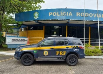 Homem é multado em mais de R$ 4 mil por seguir viaturas para fugir de congestionamento na Via Dutra, em Barra Mansa