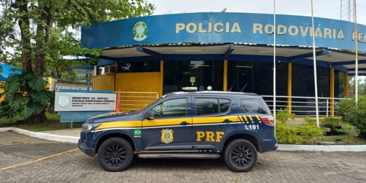 Homem é multado em mais de R$ 4 mil por seguir viaturas para fugir de congestionamento na Via Dutra, em Barra Mansa