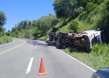 Carreta tomba e deixa homem ferido na BR-393, em Barra do Piraí