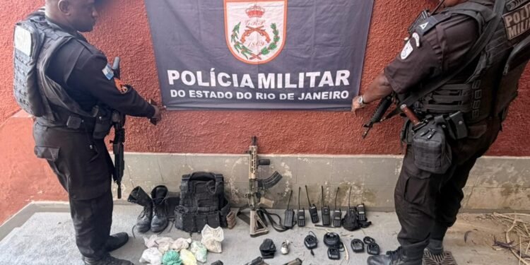 Polícia liberta quatro reféns e apreende arsenal em Niterói; durante chegada da PM houve troca de tiros e 1 morreu