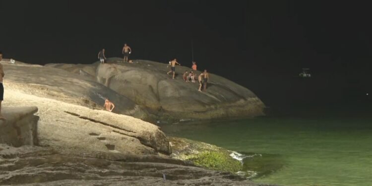 Após calor recorde, cariocas buscam rompimento à beira-mar durante a madrugada