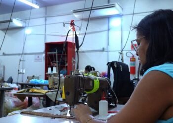 A um mês do carnaval, costureiras do Viadouro ganham sala climatizada para suportar o calorão