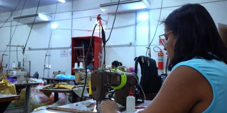 A um mês do carnaval, costureiras do Viadouro ganham sala climatizada para suportar o calorão
