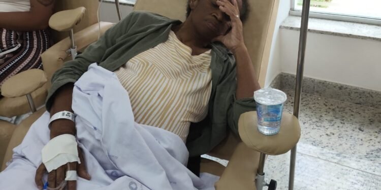Idosa aguarda leito no Hospital do Andaraí há 24h