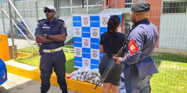 Mulher é presa com carga de drogas avaliadas em R$ 55 mil na Via Lagos