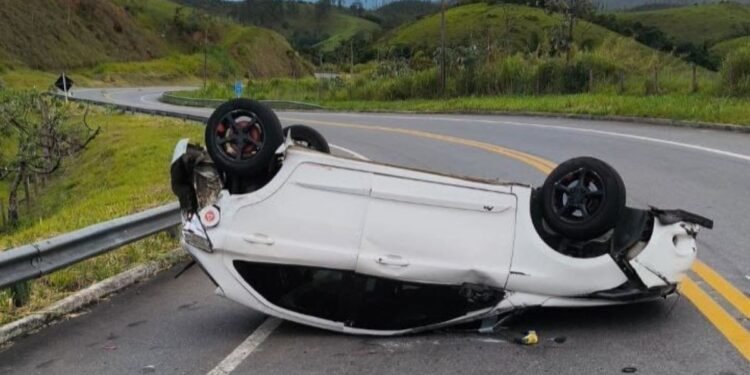 Motorista perde controle e carro capota na BR-354, em Resende