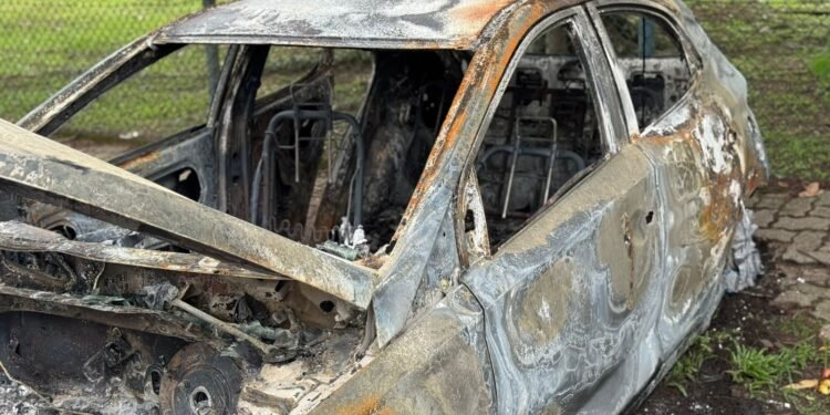 Corpo é encontrado dentro de carro carbonizado em Resende